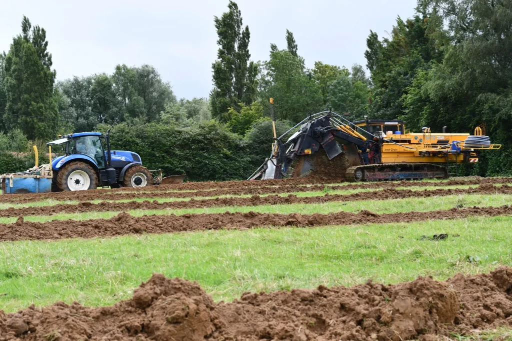 Engins de drainage Soléo au travail sur une parcelle agricole